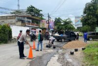 Para pemuda yang sedang menambal jalan berlubang didepan Mapolsek Pringsewu Kota, Selasa 4 Maret 2025 | Dok. Polres Pringsewu.
