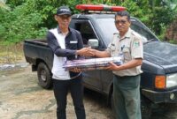 Bantuan mercon, amunisi penggiring gajah liar yang diserahkan Kabid 3 BPBD Tanggamus Edi Nugroho kepada perwakilan masyarakat Pekon Talang Asahan, Semaka, Selasa 4 Maret 2025 | Dok. BPBD Tanggamus.
