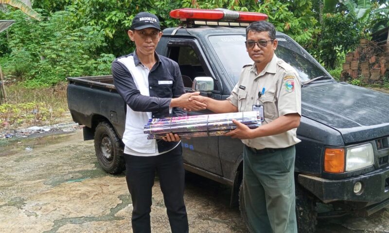 Bantuan mercon, amunisi penggiring gajah liar yang diserahkan Kabid 3 BPBD Tanggamus Edi Nugroho kepada perwakilan masyarakat Pekon Talang Asahan, Semaka, Selasa 4 Maret 2025 | Dok. BPBD Tanggamus.