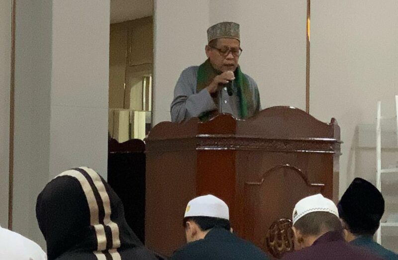 Prof. Dr. Abdul Syukur, Dekan Fakultas Dakwah dan Ilmu Komunikasi Universitas Islam Negeri Raden Intan Lampung (FDIK UIN RIL) saat menyampaikan ceramah di Masjid Al Bakrie, Selasa 4 Maret 2025 | Putra/Media Prioritastv.com.
