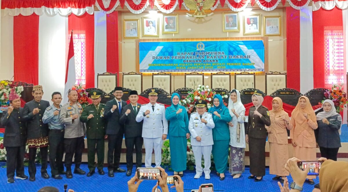 Plh Ketua Bawaslu Pesisir Barat (paling kanan) saat foto bersama Bupati, Wakil Bupati dan jajaran Forkopimda, Selasa 4 Maret 2025 | Suroro/Media Prioritastv.com.