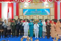 Plh Ketua Bawaslu Pesisir Barat (paling kanan) saat foto bersama Bupati, Wakil Bupati dan jajaran Forkopimda, Selasa 4 Maret 2025 | Suroro/Media Prioritastv.com.