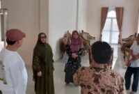 Dra. Hj. Siti Mahmudah Saleh, M.Pd saat meninjau Masjid Nurul Faizin Islamik Centre Kota Agung, Rabu 5 Maret 2025 | Dok. Istimewa.