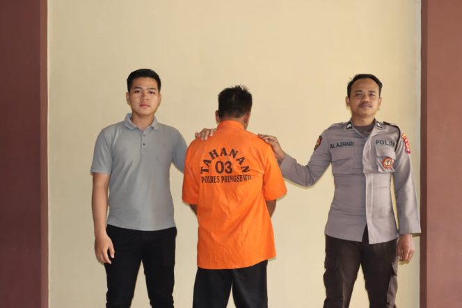 
 Tersangka JI setelah ditangkap sebelum dijebloskan ke sel tahanan, Rabu 5 Maret 2025 | Dok. Humas Polres Pringsewu.