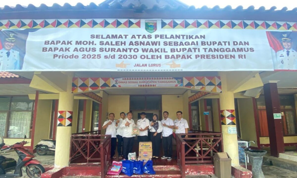 Kadis Dinsos Tanggamus, Hardarsyah saat menyerahkan bantuan secara simbolis melalui Camat Pulau Panggung, Rabu 5 Maret 2025, siang | Herdi/Media Prioritastv.com.