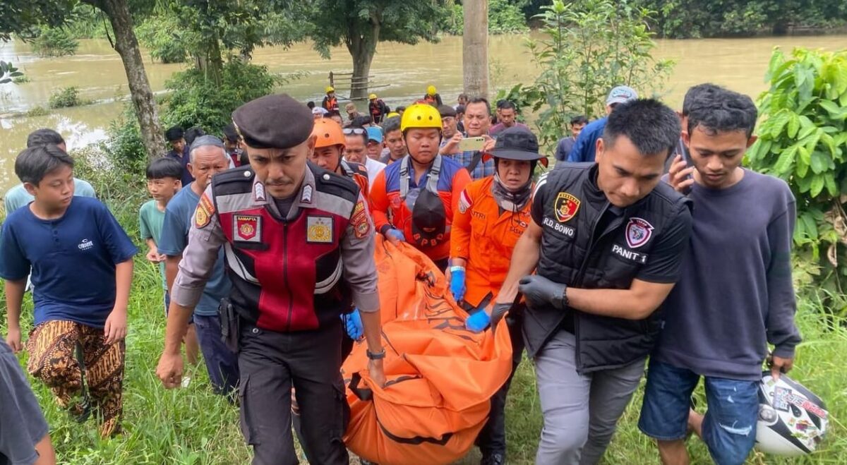 Evakuasi korban SR setelah ditemukan tim SAR gabungan sejauh 1 kilometer dari titik awal meloncat, Rabu 5 Maret 2025 | Dok. Polres Lampung Tengah.