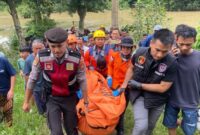 Evakuasi korban SR setelah ditemukan tim SAR gabungan sejauh 1 kilometer dari titik awal meloncat, Rabu 5 Maret 2025 | Dok. Polres Lampung Tengah.
