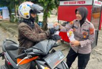 Anggota Polres Tanggamus saat berbagi takjil di Gisting, Rabu 5 Maret 2025 | Dok. Polres Tanggamus.