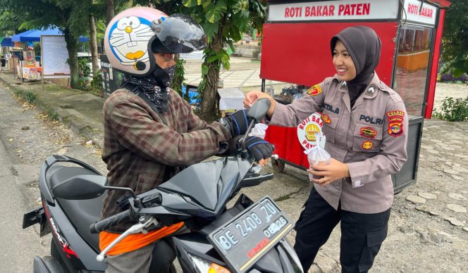 
 Anggota Polres Tanggamus saat berbagi takjil di Gisting, Rabu 5 Maret 2025 | Dok. Polres Tanggamus.