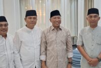 Ketua DPC Apdesi Tanggamus Mirza YB Didampingi Sekretaris dan Wakil Ketua saat foto bersama Gubernur Lampung Rahmad Mirzani Djausal dalam rangkain buka bersama di Mahan Agung, Rabu 5 Maret 2025 | Dok. Mirza YB.