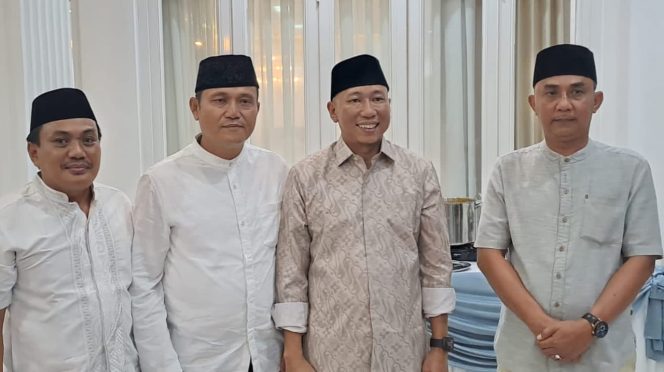 
 Ketua DPC Apdesi Tanggamus Mirza YB Didampingi Sekretaris dan Wakil Ketua saat foto bersama Gubernur Lampung Rahmad Mirzani Djausal dalam rangkain buka bersama di Mahan Agung, Rabu 5 Maret 2025 | Dok. Mirza YB.