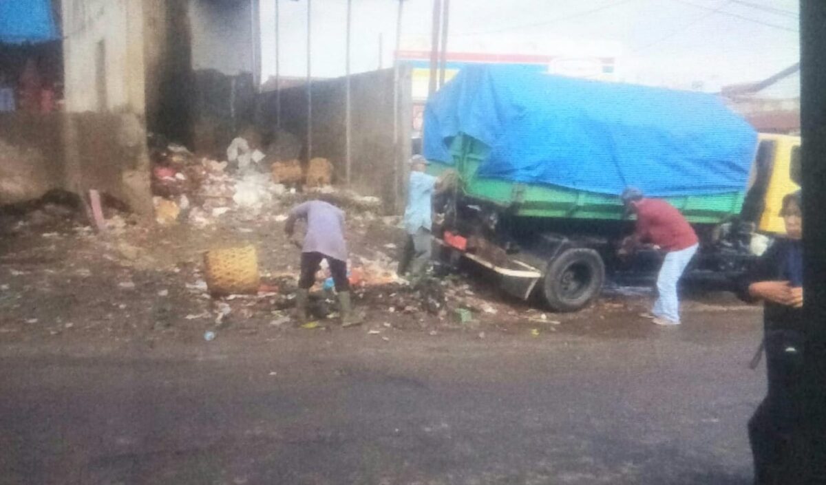 Pembersihan sampah di TPS Pasar Talang Padang oleh petugas sokli setempat, Kamis 6 Maret 2025 | Asrul Ariski/Media Prioritastv.com.