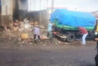 Pembersihan sampah di TPS Pasar Talang Padang oleh petugas sokli setempat, Kamis 6 Maret 2025 | Asrul Ariski/Media Prioritastv.com.