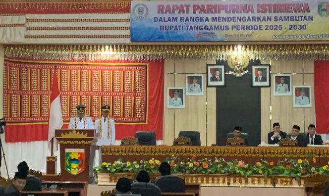 
 Bupati Tanggamus Moh. Saleh Asnawi didampingi Wabup Agus Suranto saat pidato perdana di DPRD Tanggamus, Kamis 6 Maret 2025 | Herdi/Media Prioritastv.com.