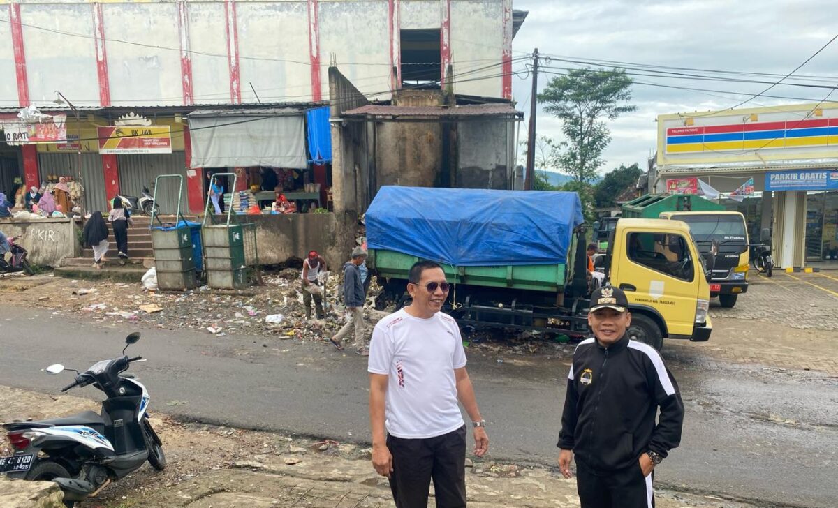 Camat Talang Padang M.  Amin dan Kakon Sukarame Yuda Perdana saat memimpin pembersihan sampah di TPS Pasar Talang Padang, Jumat 7 Februari 2025 | Asrul Ariski/Media Prioritastv.com.