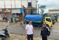 Camat Talang Padang M.  Amin dan Kakon Sukarame Yuda Perdana saat memimpin pembersihan sampah di TPS Pasar Talang Padang, Jumat 7 Februari 2025 | Asrul Ariski/Media Prioritastv.com.