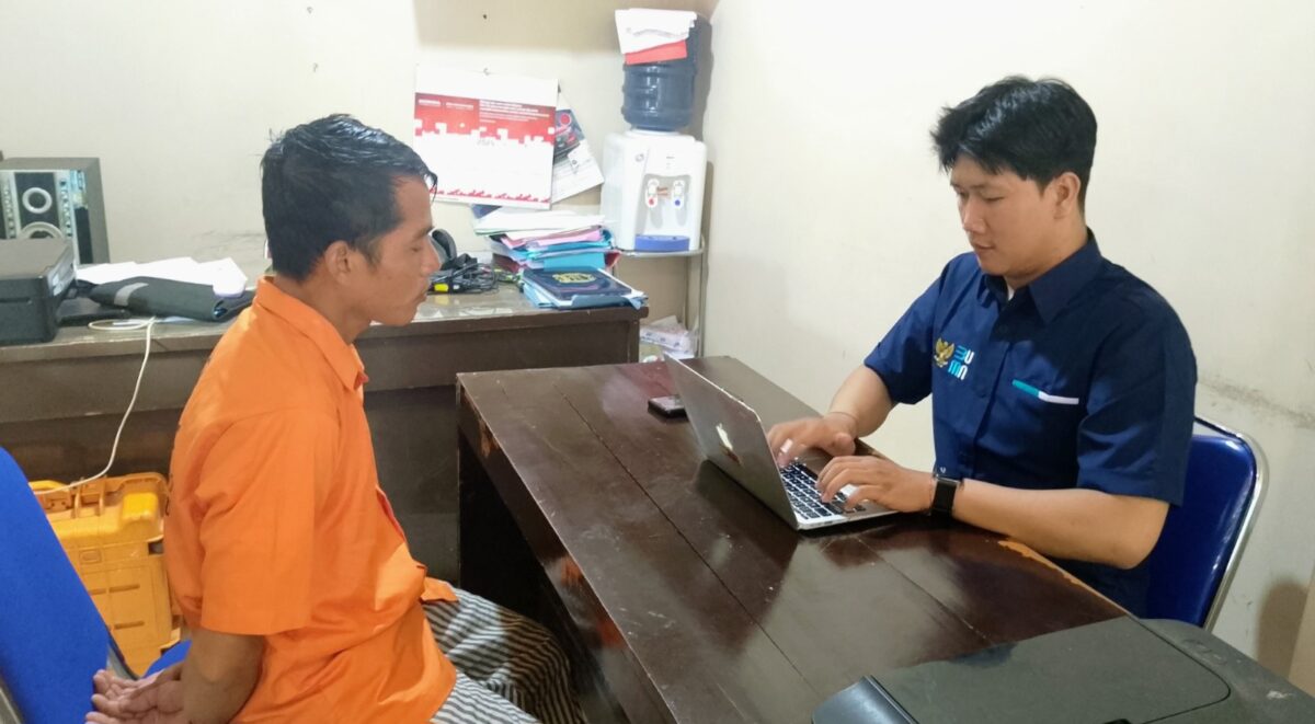 Tersangka saat menjalani pemeriksaan di Polsek Gading Rejo sebelum dijebloskan ke sel tahanan, Jumat 7 Maret 2025 | Dok. Humas Polres Pringsewu.