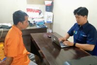 Tersangka saat menjalani pemeriksaan di Polsek Gading Rejo sebelum dijebloskan ke sel tahanan, Jumat 7 Maret 2025 | Dok. Humas Polres Pringsewu.
