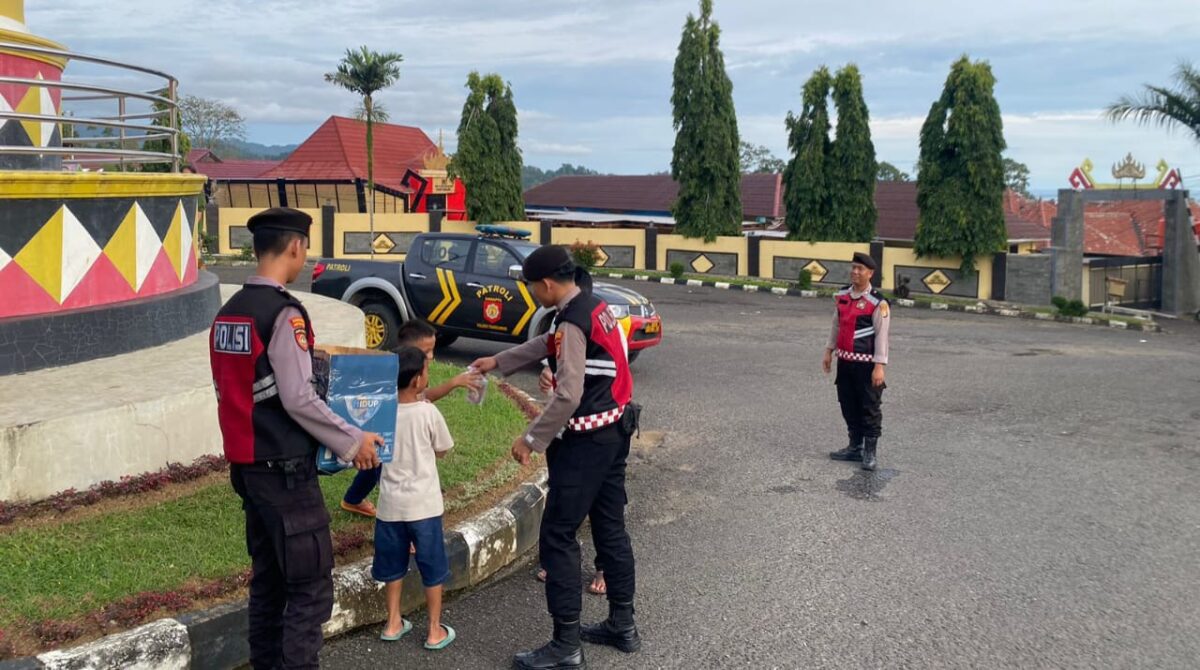 Anggota Sat Samapta Polres Tanggamus berbagi takjil kepada anak-anak ngabuburit di Komplek Pemkab Tanggamus, Jumat 7 Maret 2025 | Dok. Humas Polres Tanggamus.