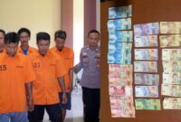 Kolase foto kelima tersangka saat digiring ke sel tahanan dan barang bukti uang yang diamankan polisi, Sabtu 8 Maret 2025, pagi | Dok. Humas Polres Pringsewu.