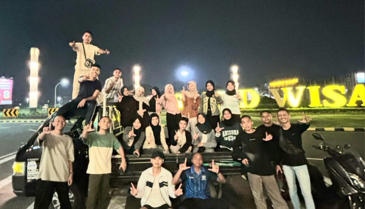 Para taruna STTD Bekasi, Korps Lampung Angkatan 45 dan 46 foto bersama di depan Grand Wisata, Tambun Selatan usai menyalurkan paket sahur, Sabtu 8 Maret 2025 | Dok. Istimewa.