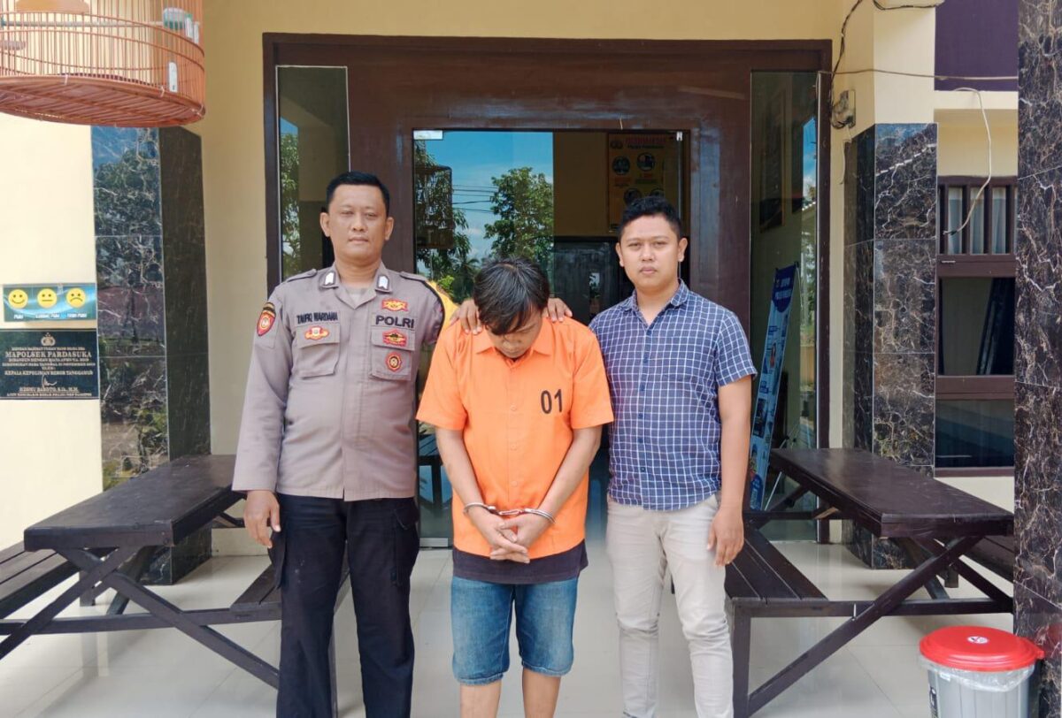 Tersangka JW setelah ditangkap sebelum dijebloskan ke sel tahanan Polsek Pardasuka, Sabtu 8 Maret 2025 | Dok. Humas Polres Pringsewu.