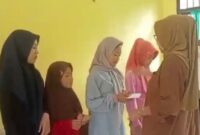 Penyerahan santunan Kepala SDN1 Martanda, Pematang Sawa, Tanggamus oleh Kepsek Danila, S.Pd., Sabtu 8 Maret 2025 | Dok. Istimewa.