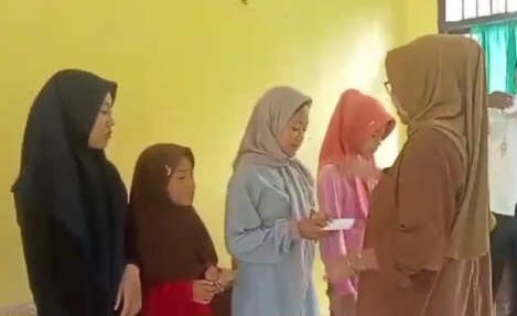 Penyerahan santunan Kepala SDN1 Martanda, Pematang Sawa, Tanggamus oleh Kepsek Danila, S.Pd., Sabtu 8 Maret 2025 | Dok. Istimewa.