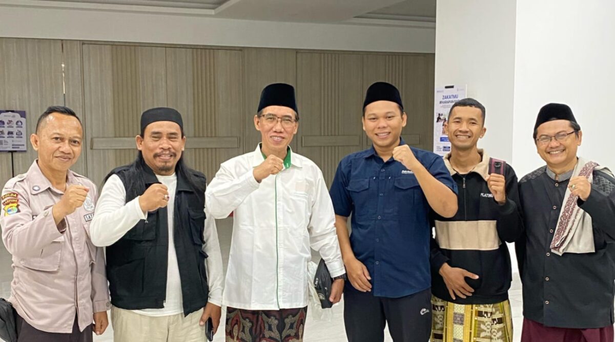 Foto bersama Jamaah Wakil Rektor 1 UIN Raden Intan Lampung, Prof. Alamsyah usai shalat tarawih di Masjid Raya Al Bakrie, Lampung, Sabtu 8 Maret 2025, malam | Putra/Media Prioritastv.com.