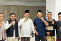 Foto bersama Jamaah Wakil Rektor 1 UIN Raden Intan Lampung, Prof. Alamsyah usai shalat tarawih di Masjid Raya Al Bakrie, Lampung,  Sabtu 8 Maret 2025, malam | Putra/Media Prioritastv.com.