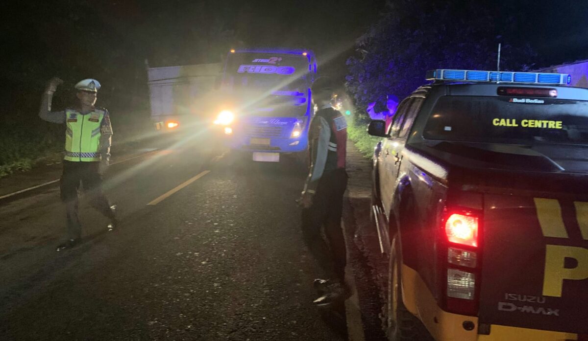 Anggota Polres Tanggamus saat melaksanakan pengamanan lalu lintas paska kabel putus di Jalinbar Kota Agung Timur, Minggu 9 Maret 2025 | Dok. Humas Polres Tanggamus.