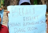 Salah satu poster yang dipegang oleh massa aksi di Balai Besar TBBBS, Tanggamus, Senin 10 Maret 2025 | Herdi/Media Prioritastv.com.