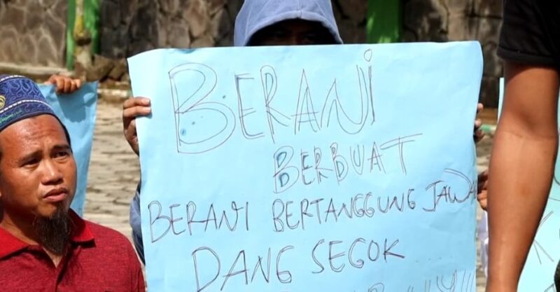 Salah satu poster yang dipegang oleh massa aksi di  Balai Besar TBBBS, Tanggamus, Senin 10 Maret 2025 | Herdi/Media Prioritastv.com.