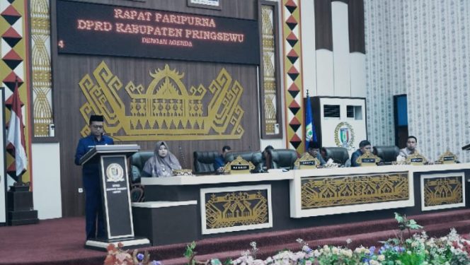 
 Bupati Pringsewu, Riyanto Pamungkas saat menyampaikan LKPJ 2024 di DPRD Pringsewu, Senin 10 Maret 2025 | Dok. Kominfo Pringsewu.