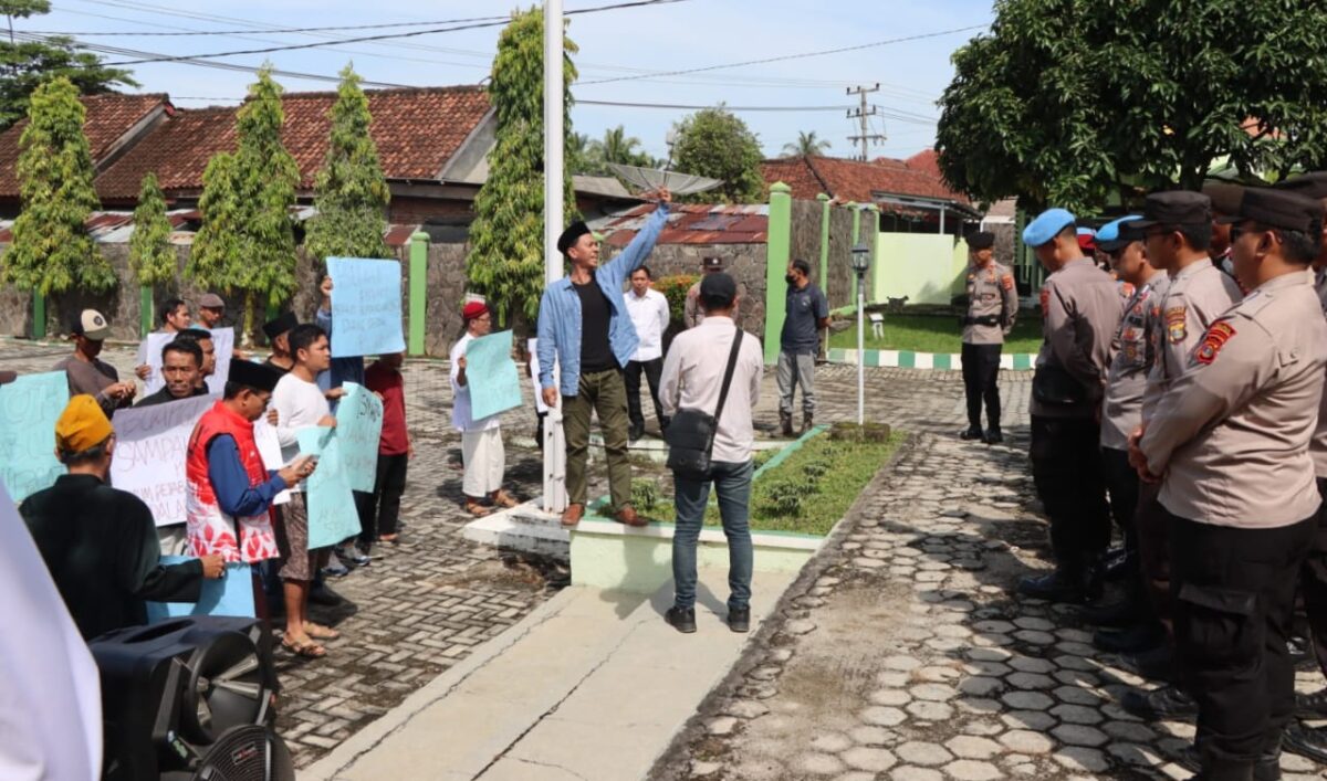 Aksi massa saat menyampaikan tuntutan sebelum melaksanakan audensi dengan pihak TNBBS, Senin 10 Maret 2025 | Herdi/Media Prioritastv.com.