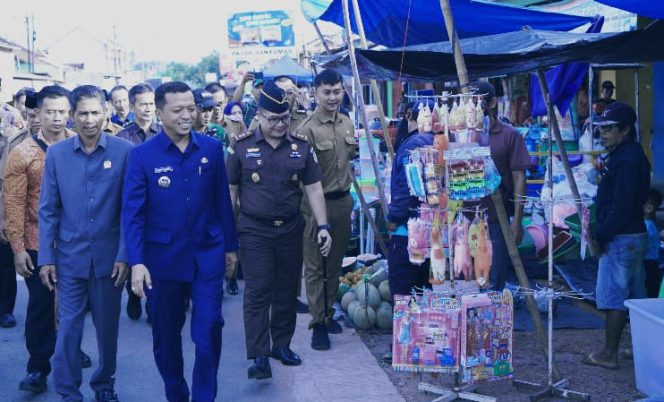 Bupati Pringsewu, Riyanto Pamungkas, saat meninjau Pasar Banyumas di Kecamatan Banyumas pada Senin (10/3/2025) | Dok. Kominfo Pringsewu.