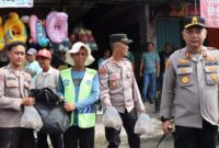 Kapolres Tanggamus AKBP Rivanda bersama Kasat Binmas AKP Bambang Purwadi bersama personilnya saat membagikan takjil di Pasar Kota Agung, Senin 10 Maret 2025 | Herdi/Media Prioritastv.com.