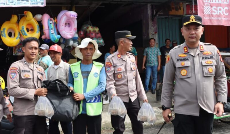 Kapolres Tanggamus AKBP Rivanda bersama Kasat Binmas AKP Bambang Purwadi bersama personilnya saat membagikan takjil di Pasar Kota Agung, Senin 10 Maret 2025 | Herdi/Media Prioritastv.com.