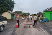 Bhabinkamtibmas Polsek Wonosobo Bripka Mujiono Bersama Warga saat Gotong Royong Perbaiki Jalan Berlubang di Pekon Negeri Agung, Kecamatan Bandar Negeri Semoung. Foto : Asrul Ariski/Media Prioritastv.com.