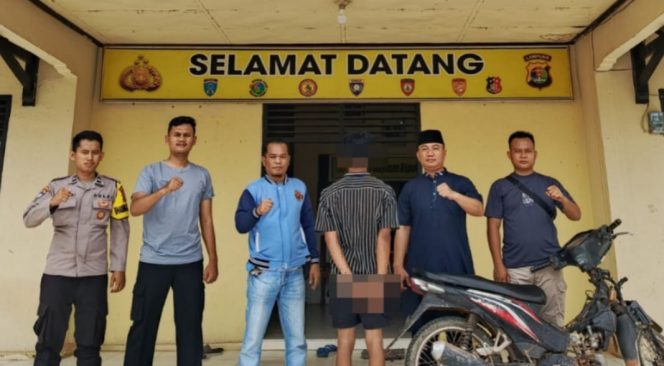 
 Tersangka setelah ditangkap Polsek Negeri Besar, Way Kanan | Dok. Polres Way Kanan.