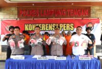 Kapolres Lampung Tengah AKBP Andik Purnomo Sigit bersama pejabat utama saat menggelar konfrensi pers, Senin 10 Maret 2025.