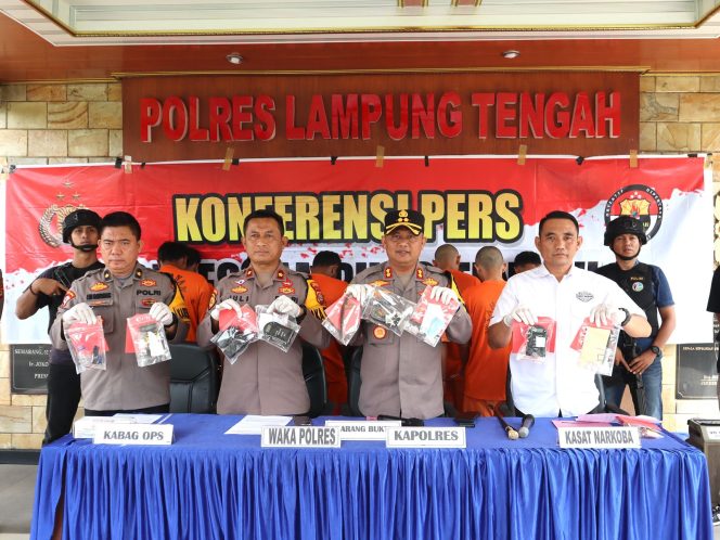 
 Kapolres Lampung Tengah AKBP Andik Purnomo Sigit bersama pejabat utama saat menggelar konfrensi pers, Senin 10 Maret 2025.