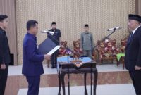 Bupati Pringsewu, Riyanto Pamungkas saat melantik Pj Sekda Pringsewu M. Andi Purwanto, Senin 10 Maret 2025 | Dok. Kominfo Pringsewu.