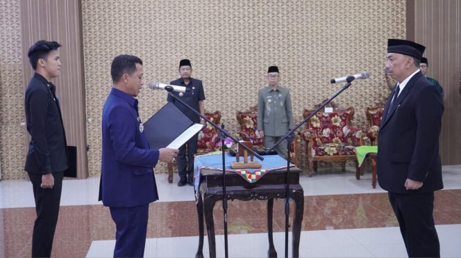 
 Bupati Pringsewu, Riyanto Pamungkas saat melantik Pj Sekda Pringsewu M. Andi Purwanto, Senin 10 Maret 2025 | Dok. Kominfo Pringsewu.