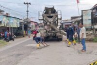 Agus Ciek Yamin, S.E., Bersama Masyarakat saat Mengecor Jalan Berlubang di Pekon Tekad, Kecamatan Pulau Panggung, Kabupaten Tanggamus. Foto: Asrul Ariski/Media Prioritastv.com. 