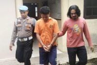 Tersangka saat digiring ke Sel Tahanan Polsek Gading Rejo, Senin 10 Maret 2025 | Dok. Humas Polres Pringsewu.
