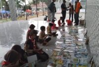 Antusiasme anak-anak membaca buku di lapak baca Komunitas Tanggamus Membaca di Taman Soekarno, Kota Agung, Senin 10 Maret 2025 | Herdi/Media Prioritastv.com.