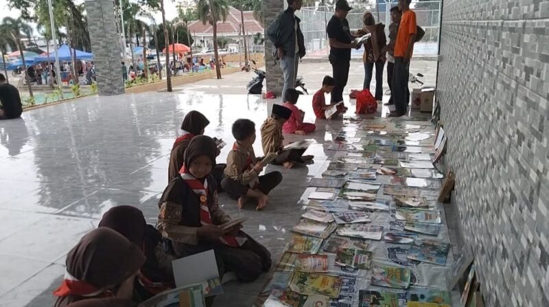 Antusiasme anak-anak membaca buku di lapak baca Komunitas Tanggamus Membaca di Taman Soekarno, Kota Agung, Senin 10 Maret 2025 | Herdi/Media Prioritastv.com.
