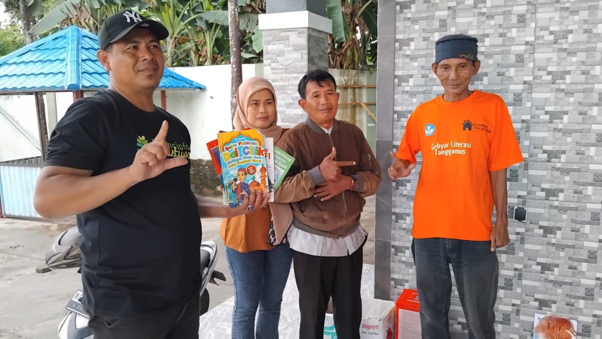 Dahlia (40), warga Pekon Talang Rejo, Kecamatan Kota Agung Timur saat menyerahkan donasi buku kepada Komunitas Tanggamus Membaca, Senin 10 Maret 2025 | Herdi/Media Prioritastv.com.