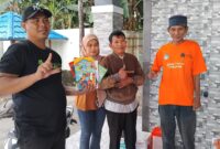 Dahlia (40), warga Pekon Talang Rejo, Kecamatan Kota Agung Timur saat menyerahkan donasi buku kepada Komunitas Tanggamus Membaca, Senin 10 Maret 2025 | Herdi/Media Prioritastv.com.